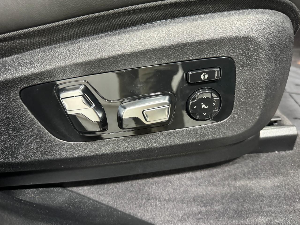 BMW XM Vehicle Full-screen Gallery Image 20