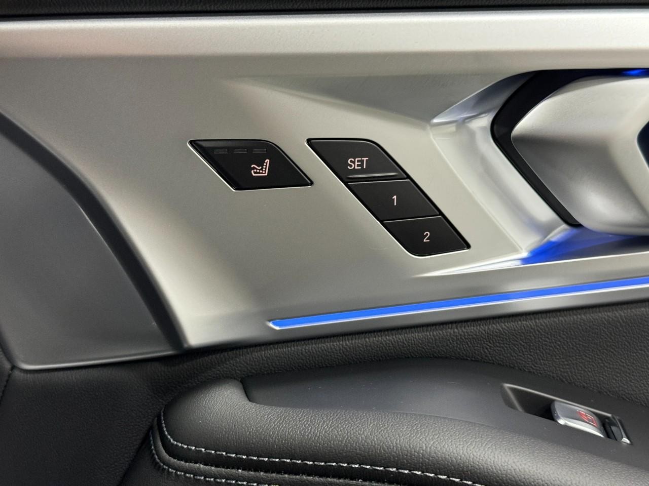 BMW XM Vehicle Full-screen Gallery Image 21