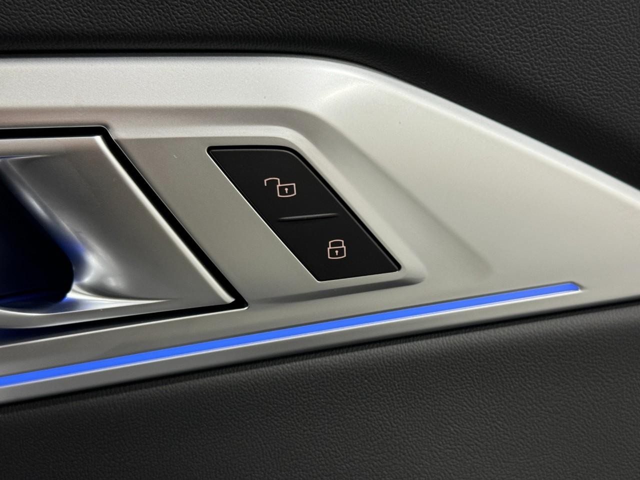 BMW XM Vehicle Full-screen Gallery Image 22