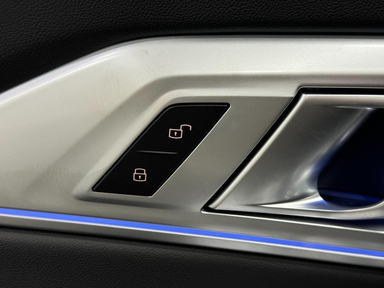 BMW XM Vehicle Full-screen Gallery Image 24