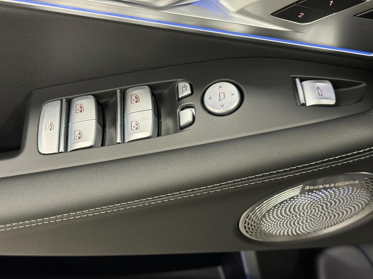 BMW XM Vehicle Full-screen Gallery Image 26