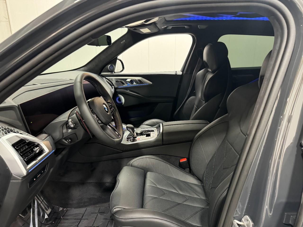 BMW XM Vehicle Full-screen Gallery Image 27