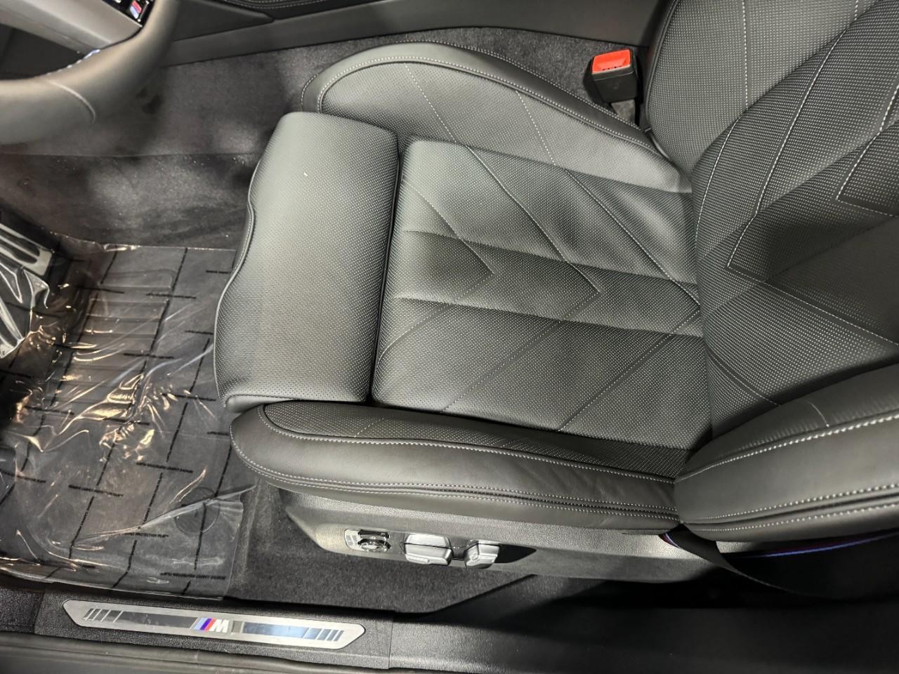 BMW XM Vehicle Full-screen Gallery Image 28