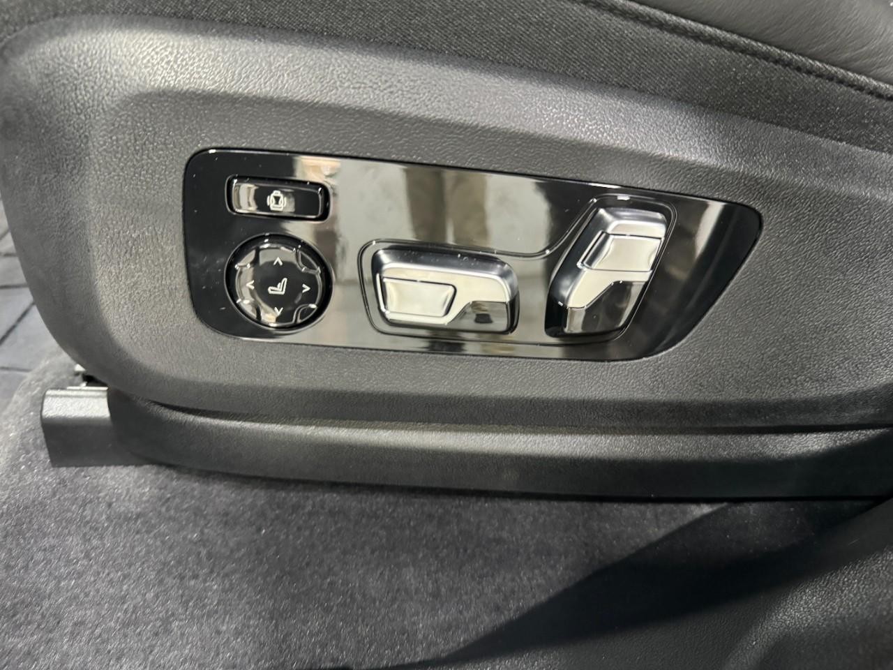 BMW XM Vehicle Full-screen Gallery Image 29