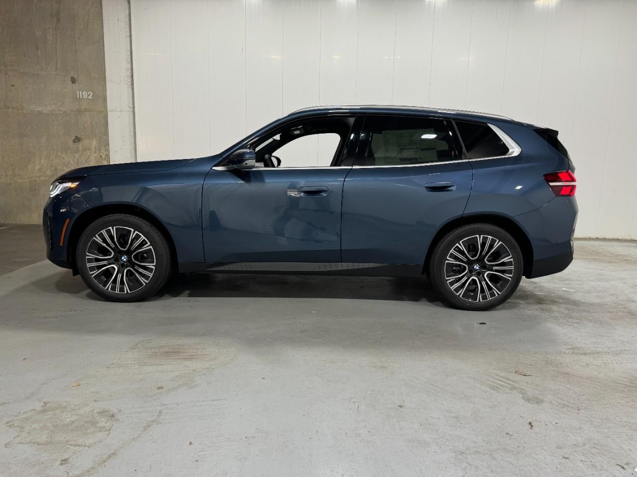 BMW X3 Vehicle Full-screen Gallery Image 2