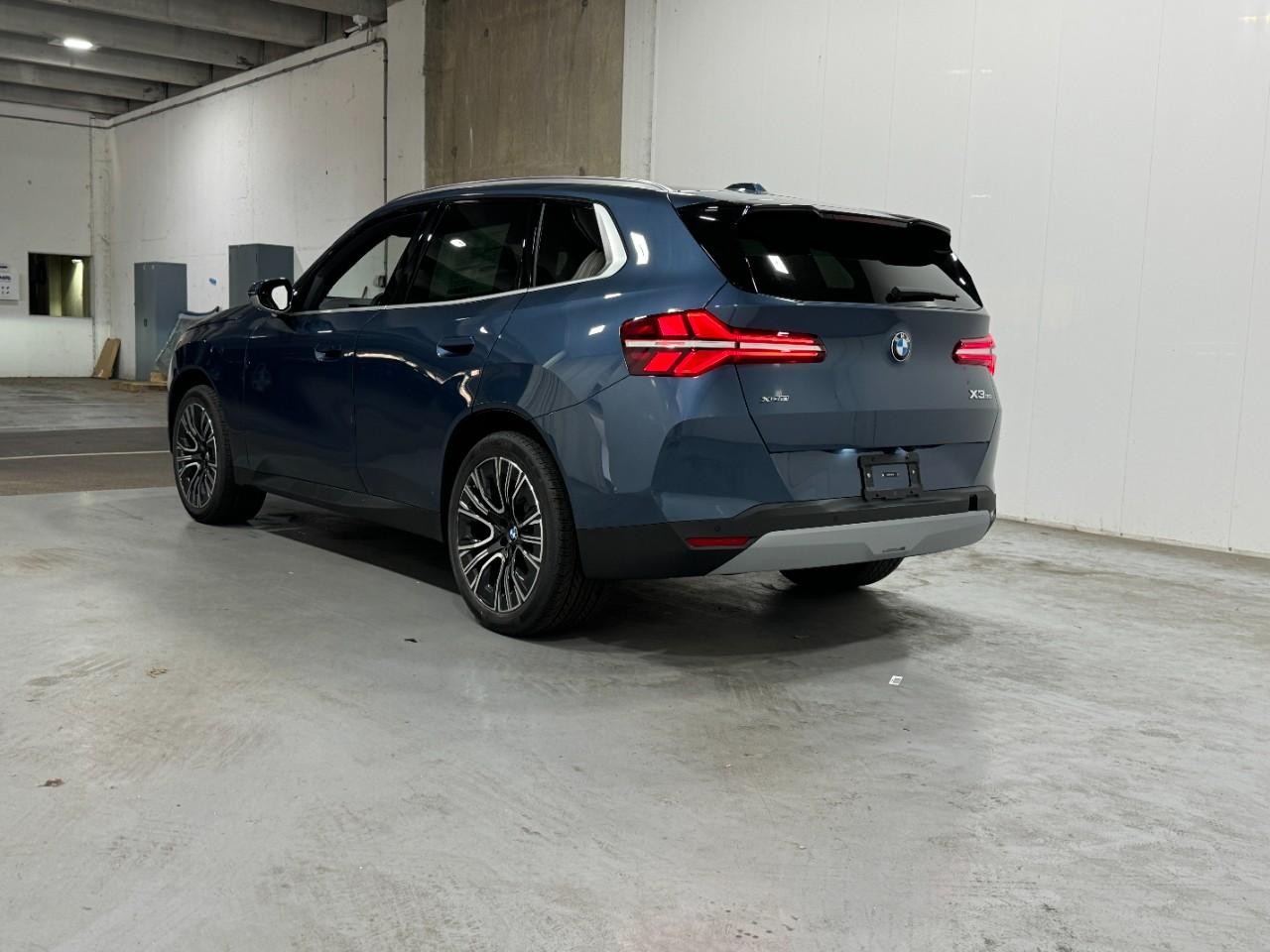 BMW X3 Vehicle Full-screen Gallery Image 3