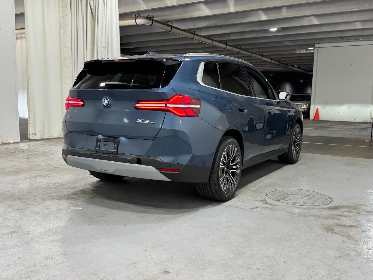 BMW X3 Vehicle Full-screen Gallery Image 4