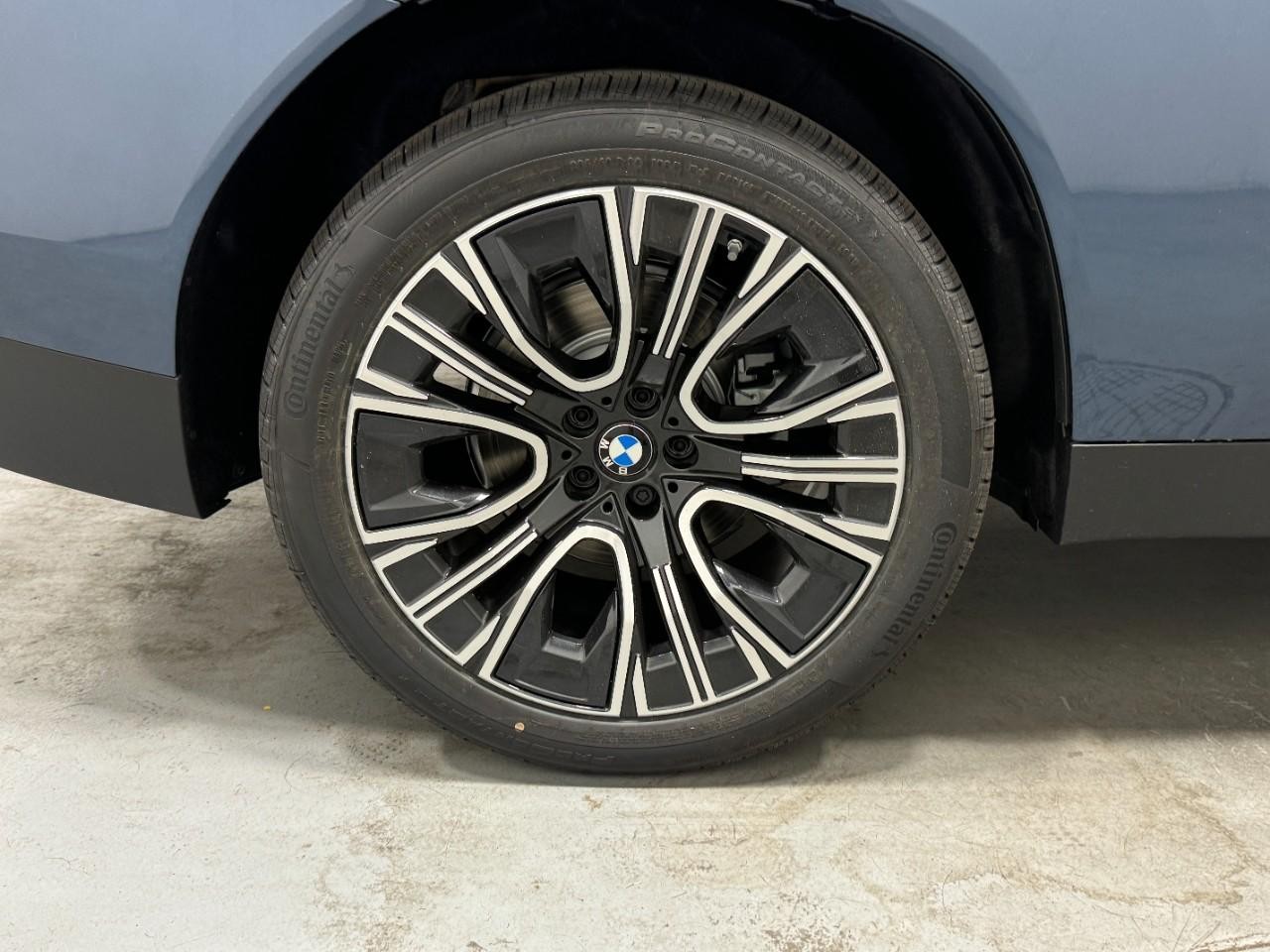 BMW X3 Vehicle Full-screen Gallery Image 5