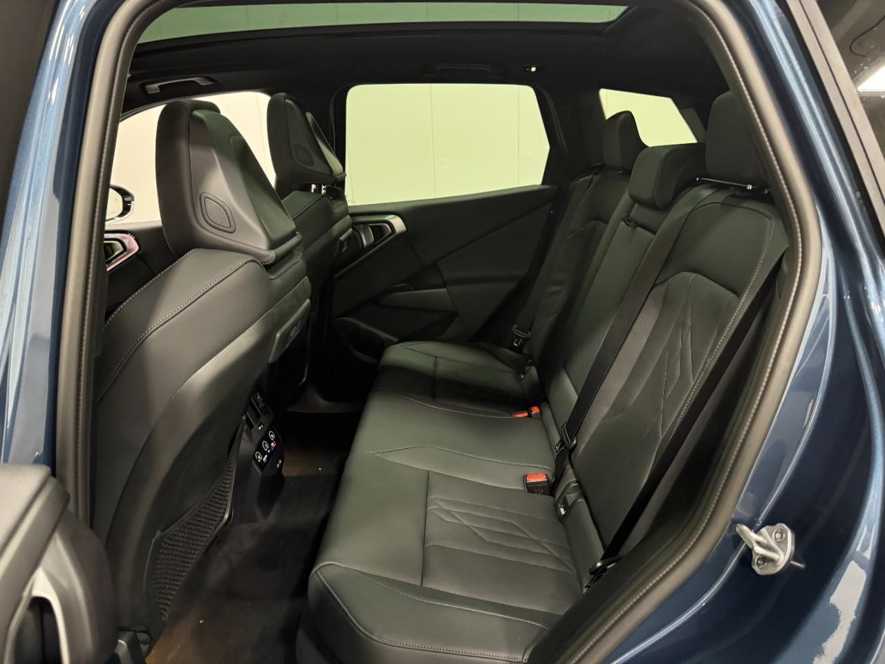 BMW X3 Vehicle Full-screen Gallery Image 8