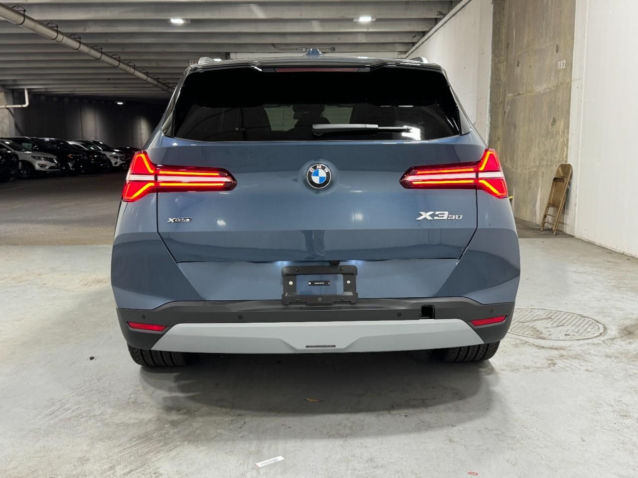 BMW X3 Vehicle Full-screen Gallery Image 9