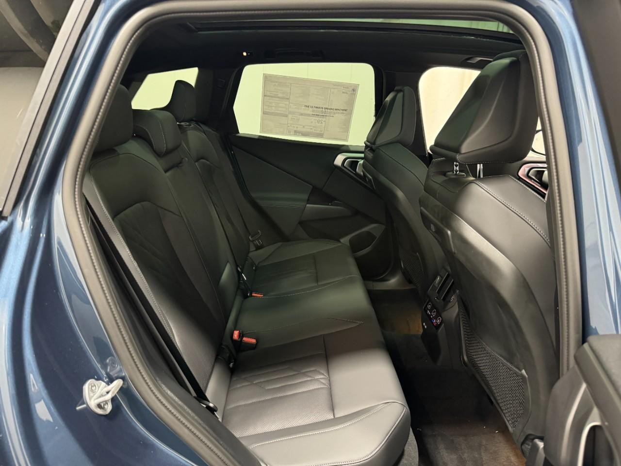 BMW X3 Vehicle Full-screen Gallery Image 10