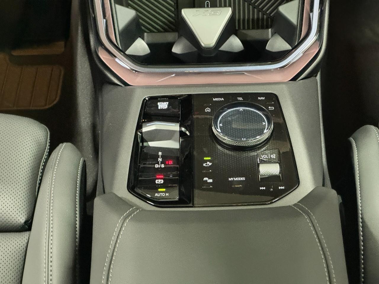 BMW X3 Vehicle Full-screen Gallery Image 16