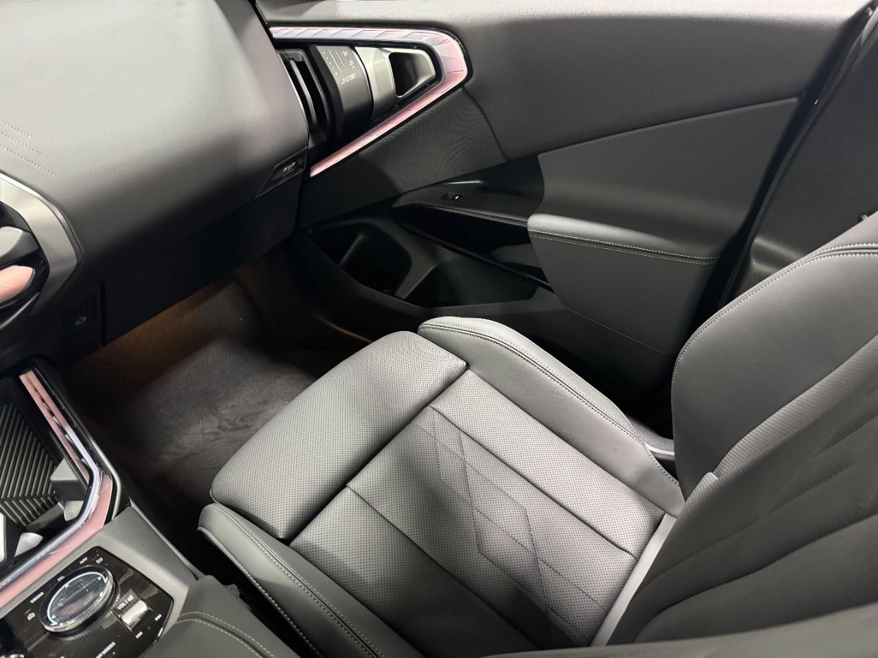 BMW X3 Vehicle Full-screen Gallery Image 17