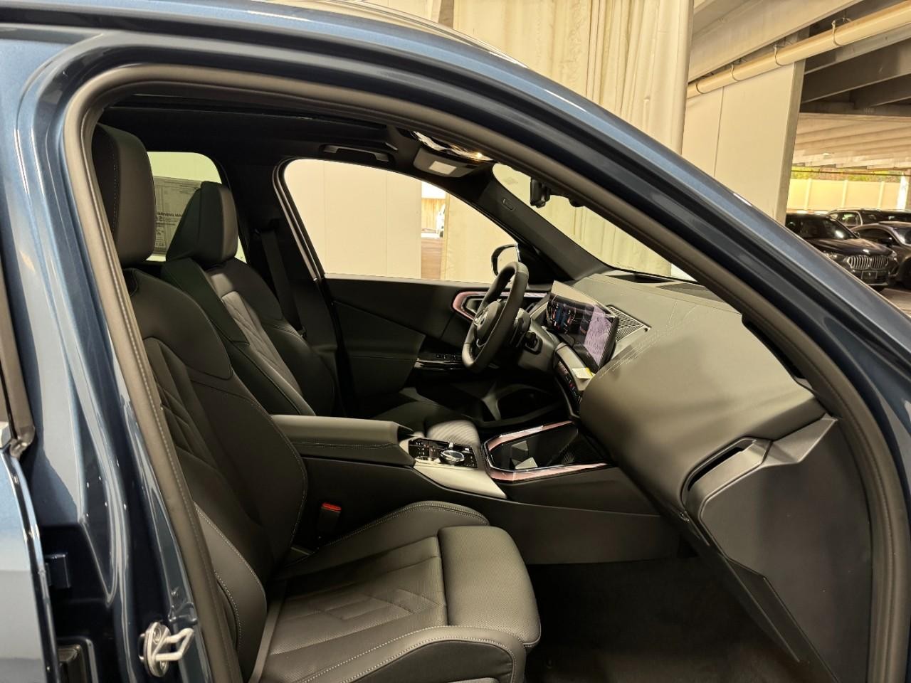 BMW X3 Vehicle Full-screen Gallery Image 18