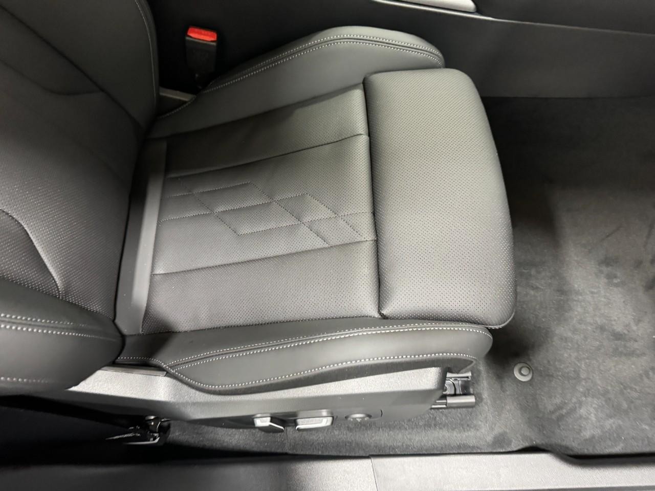 BMW X3 Vehicle Full-screen Gallery Image 19