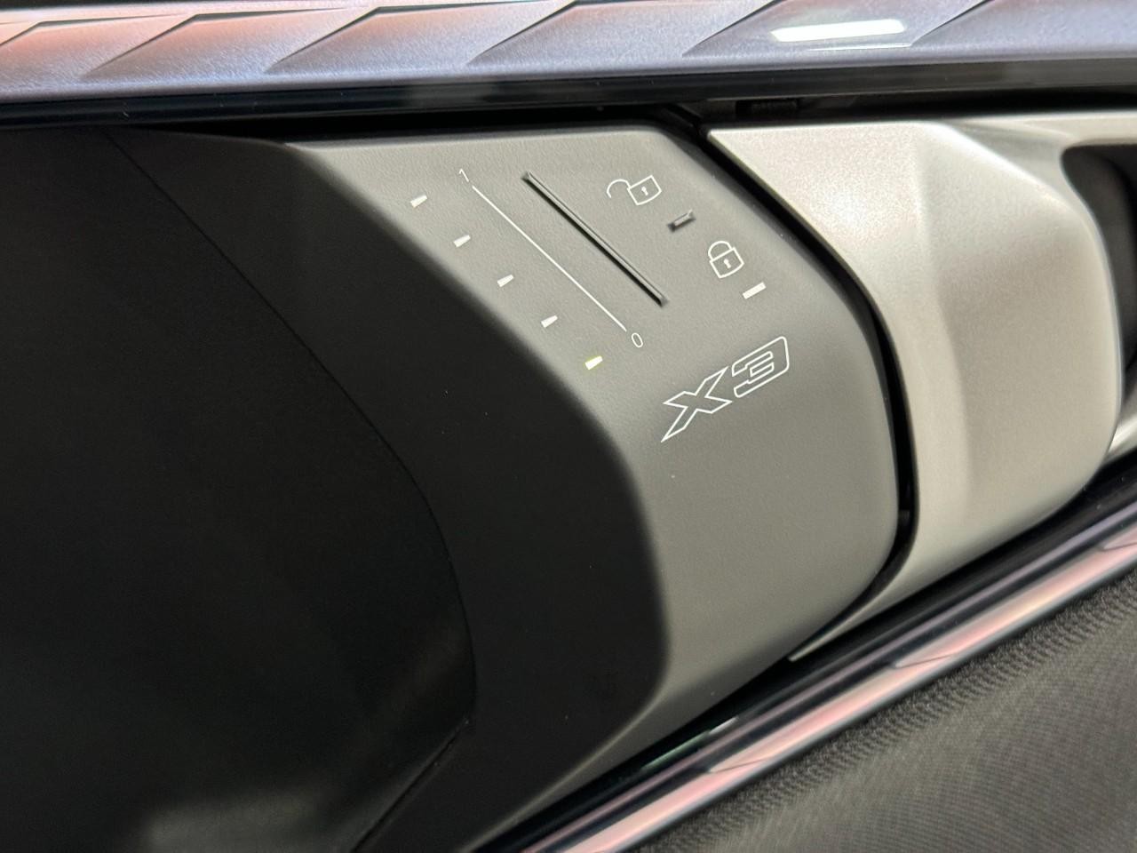 BMW X3 Vehicle Full-screen Gallery Image 21