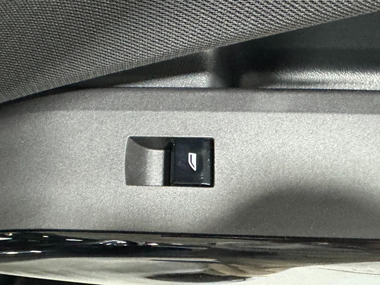 BMW X3 Vehicle Full-screen Gallery Image 22