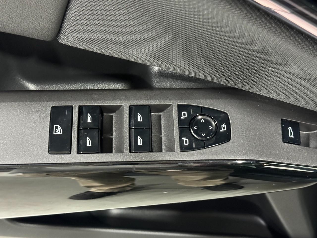 BMW X3 Vehicle Full-screen Gallery Image 24