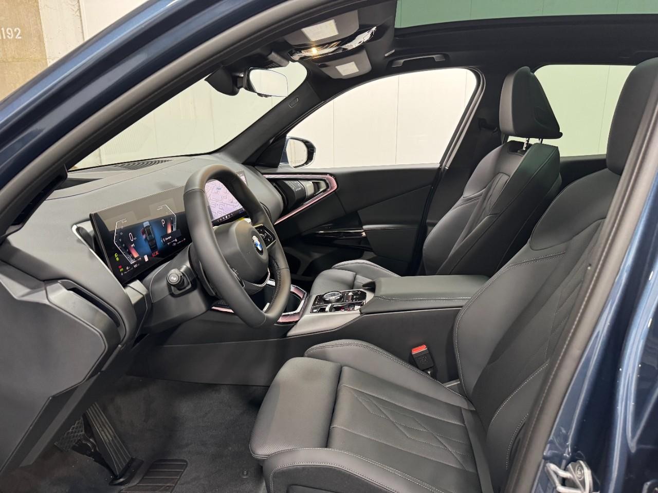 BMW X3 Vehicle Full-screen Gallery Image 25