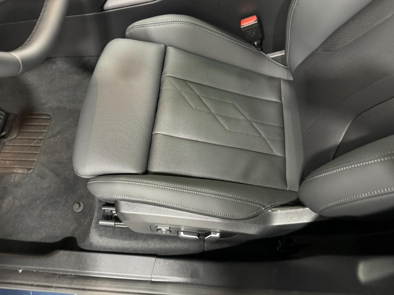 BMW X3 Vehicle Full-screen Gallery Image 26