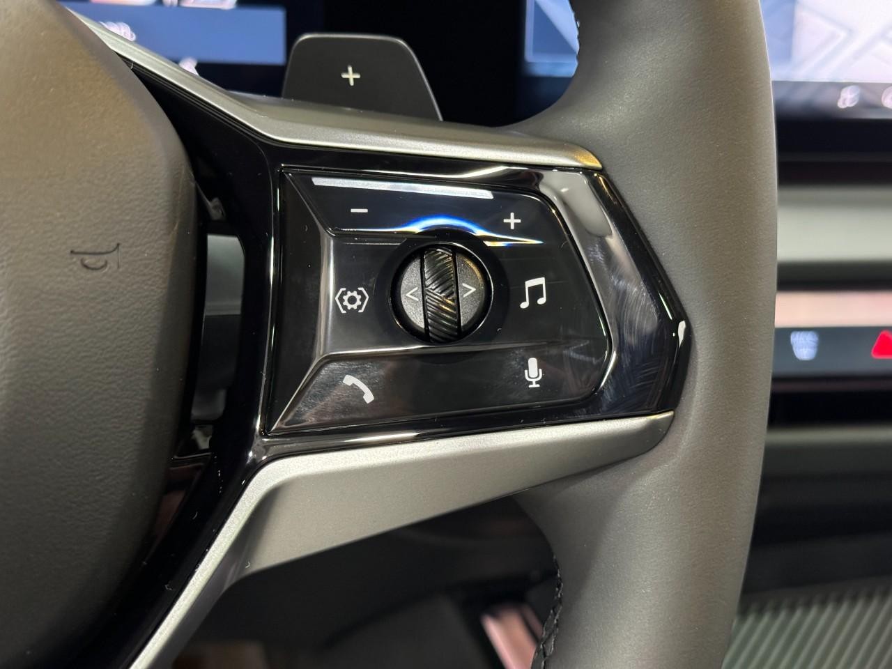 BMW X3 Vehicle Full-screen Gallery Image 29