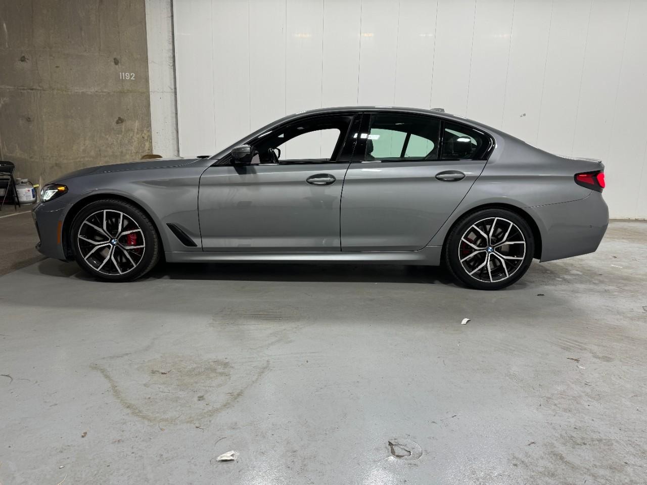 BMW 5 Series Vehicle Full-screen Gallery Image 2