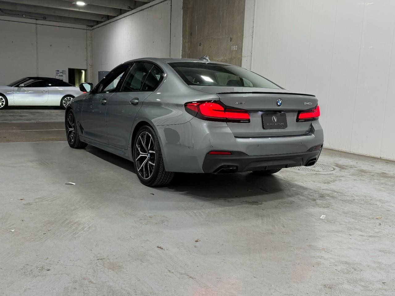 BMW 5 Series Vehicle Full-screen Gallery Image 3
