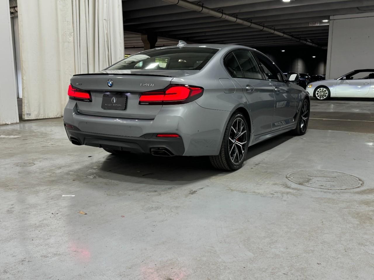 BMW 5 Series Vehicle Full-screen Gallery Image 4