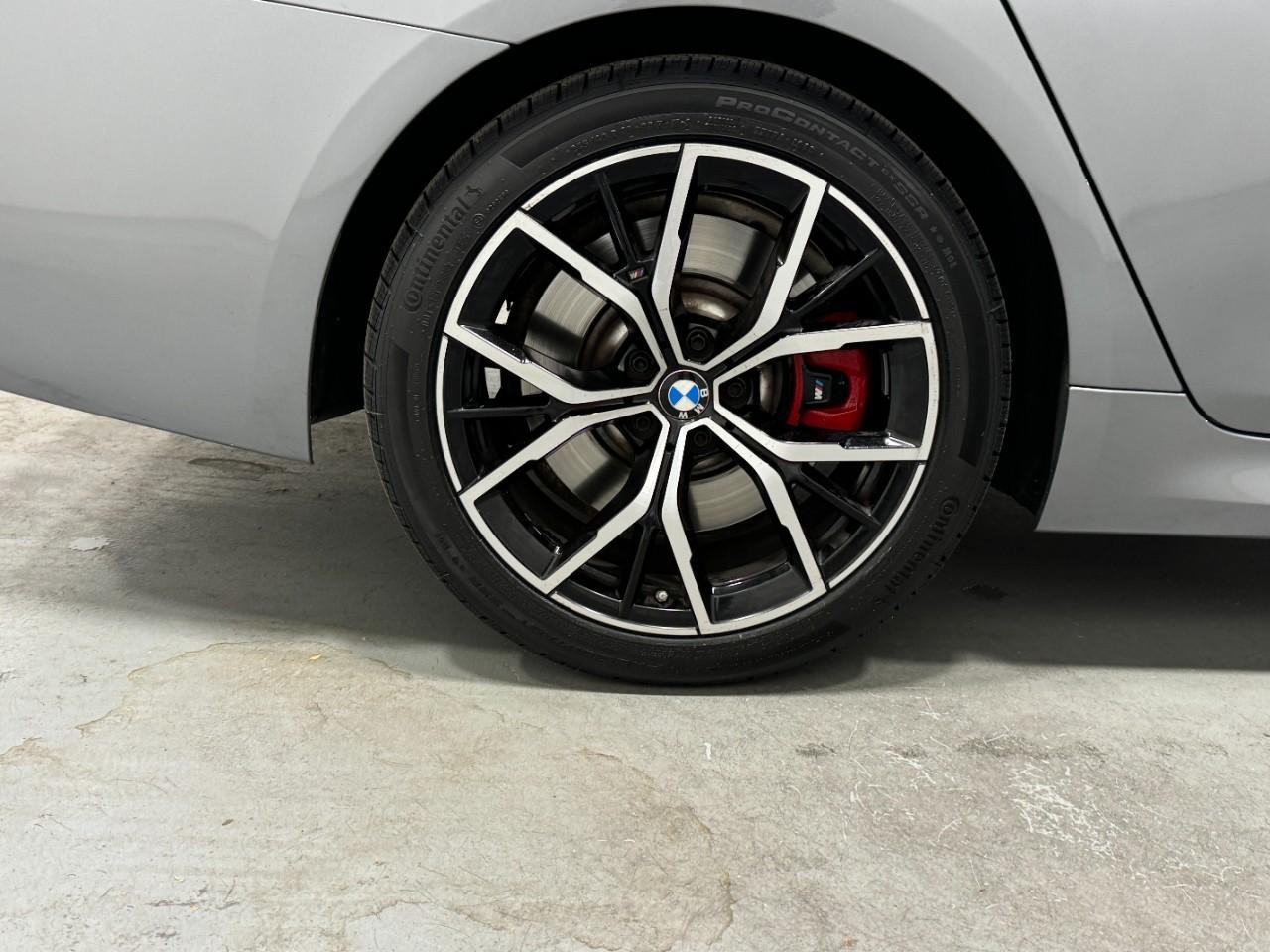 BMW 5 Series Vehicle Full-screen Gallery Image 5