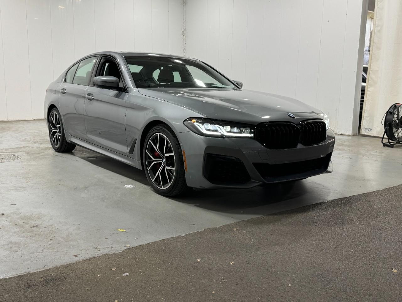 BMW 5 Series Vehicle Full-screen Gallery Image 6