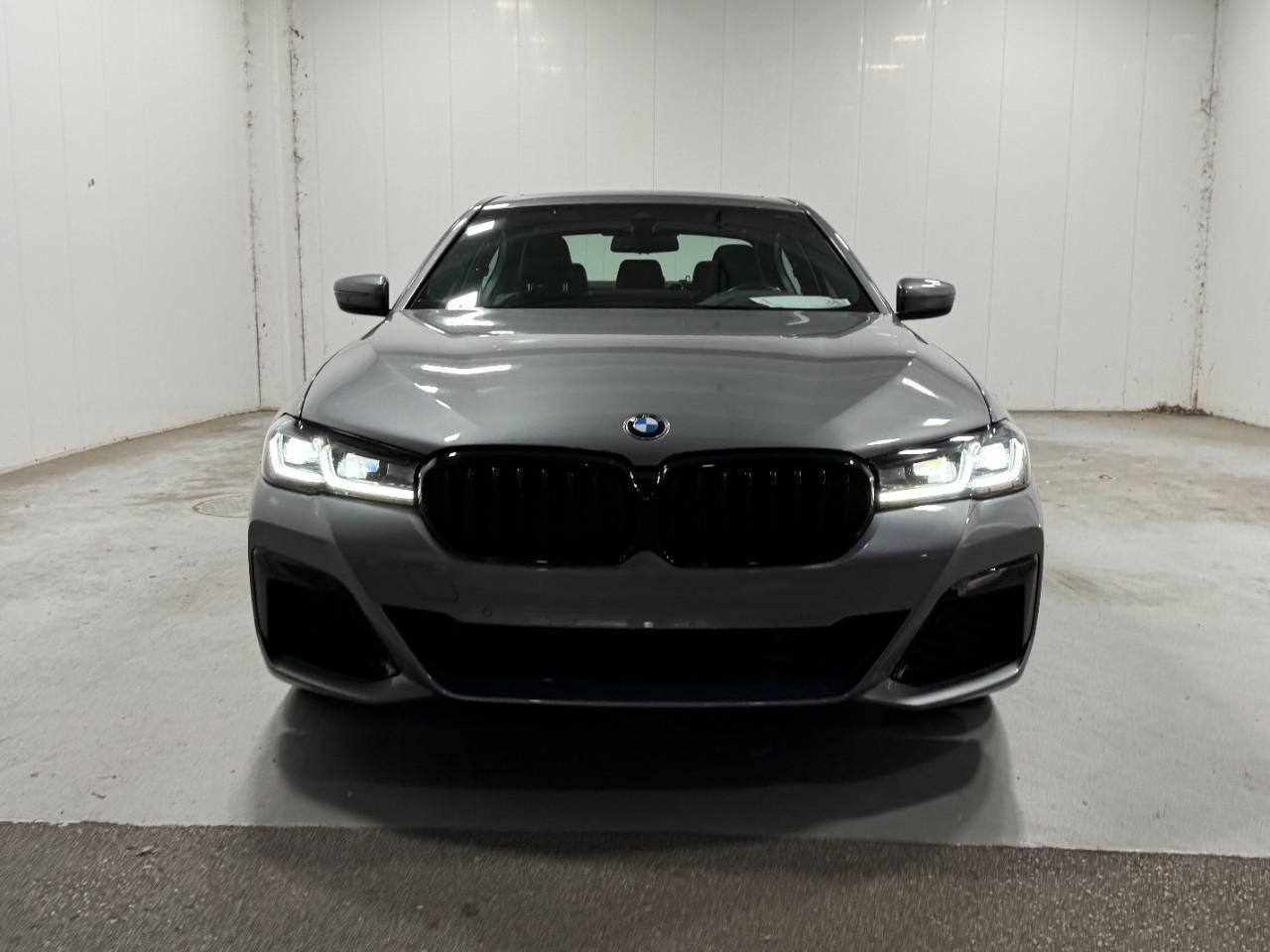 BMW 5 Series Vehicle Full-screen Gallery Image 7