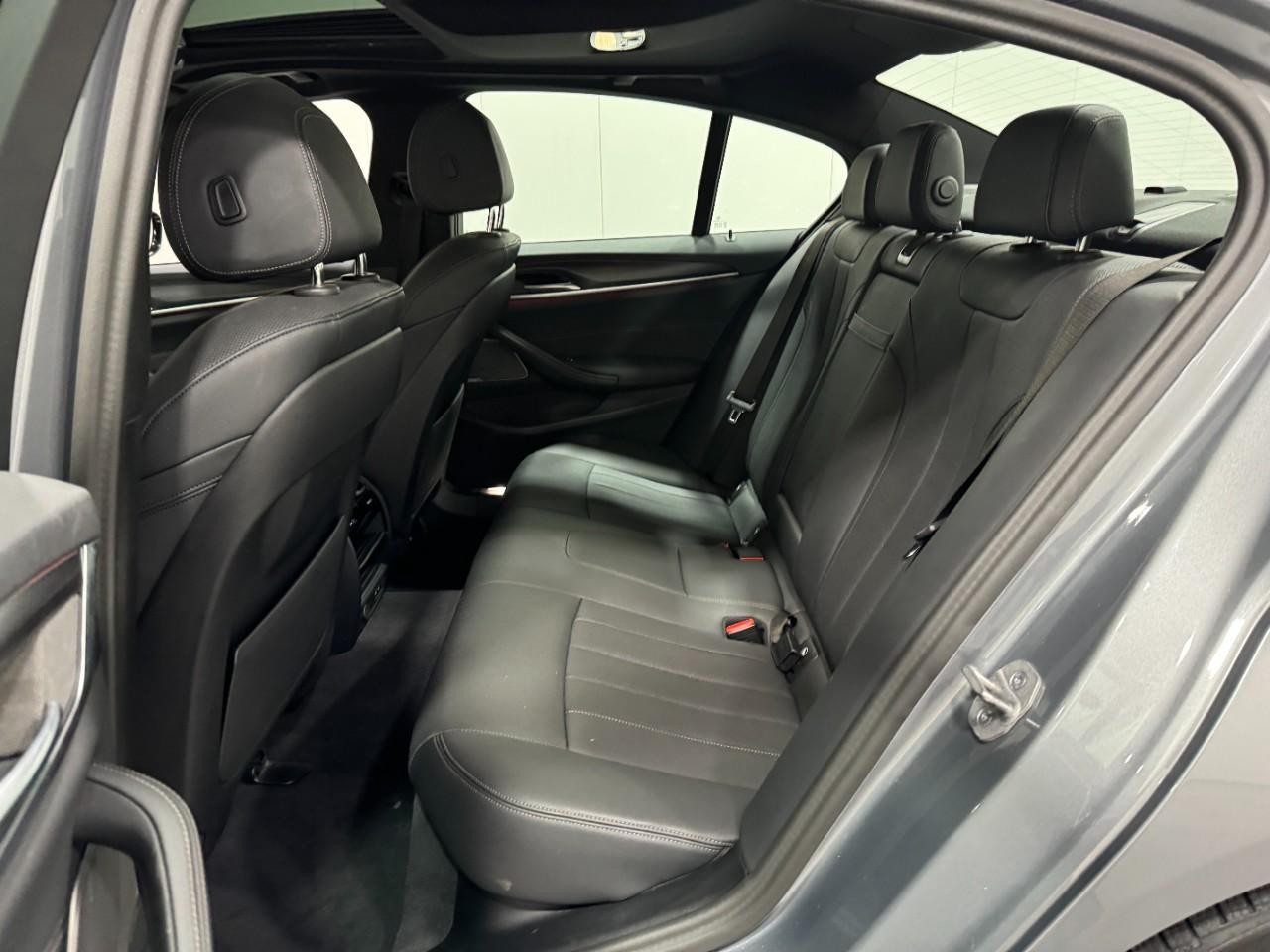 BMW 5 Series Vehicle Full-screen Gallery Image 8