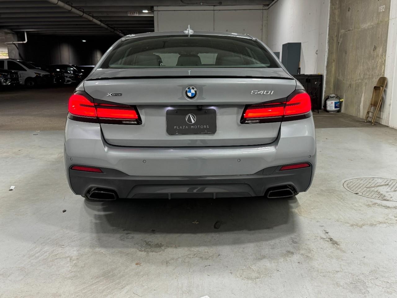 BMW 5 Series Vehicle Full-screen Gallery Image 9