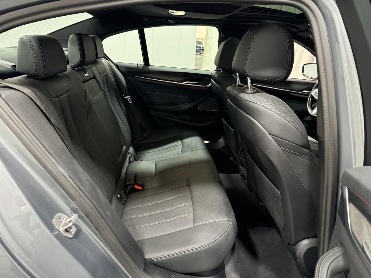 BMW 5 Series Vehicle Full-screen Gallery Image 10