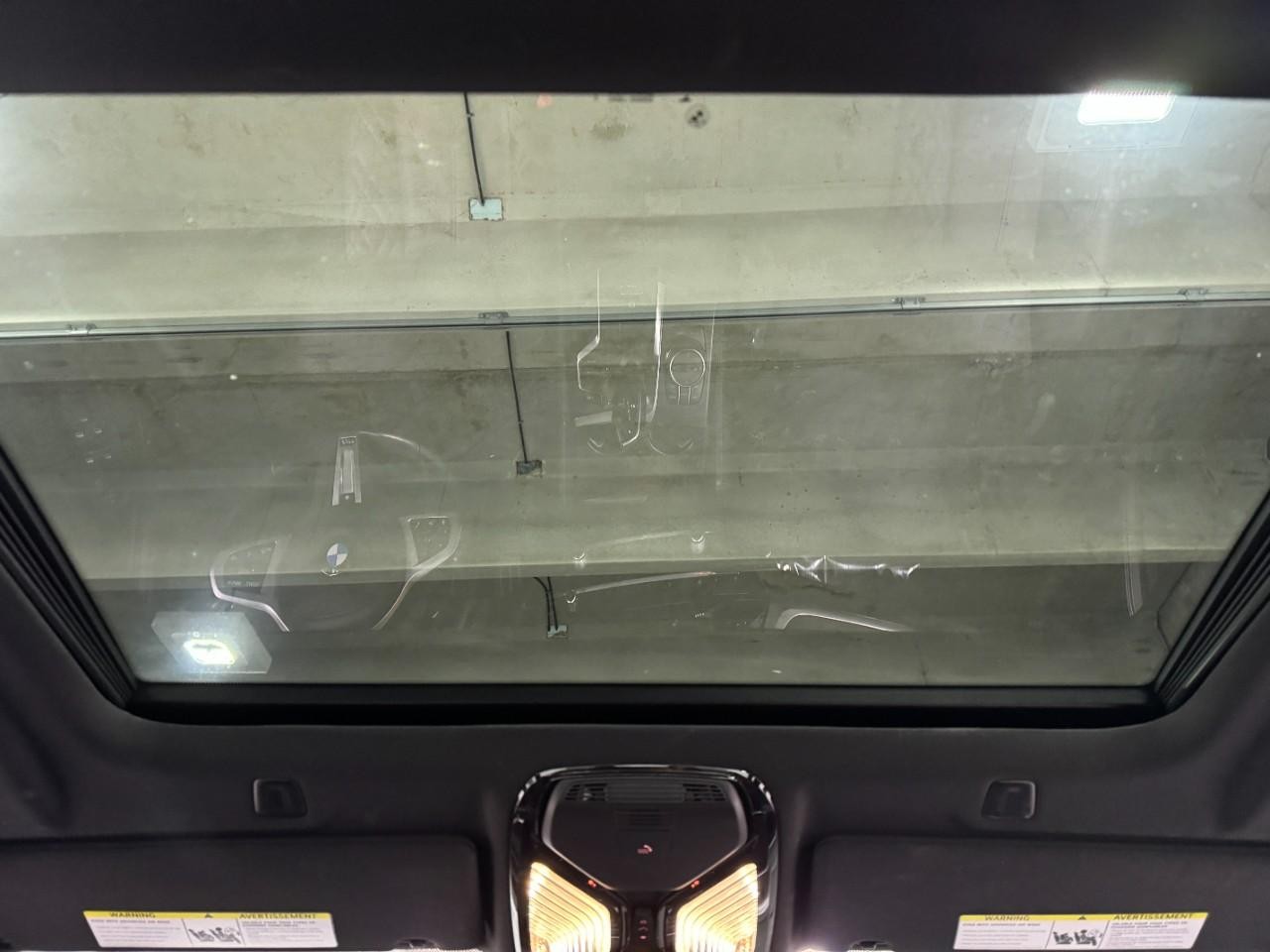 BMW 5 Series Vehicle Full-screen Gallery Image 11