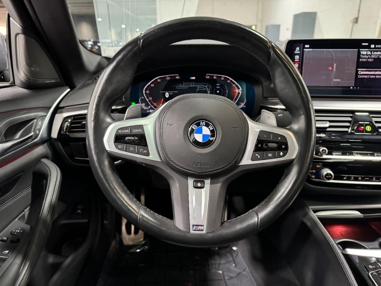 BMW 5 Series Vehicle Full-screen Gallery Image 13