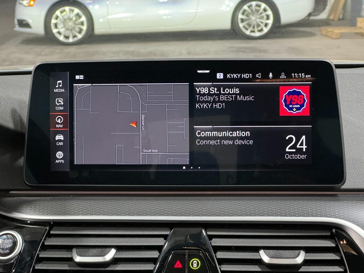 BMW 5 Series Vehicle Full-screen Gallery Image 14