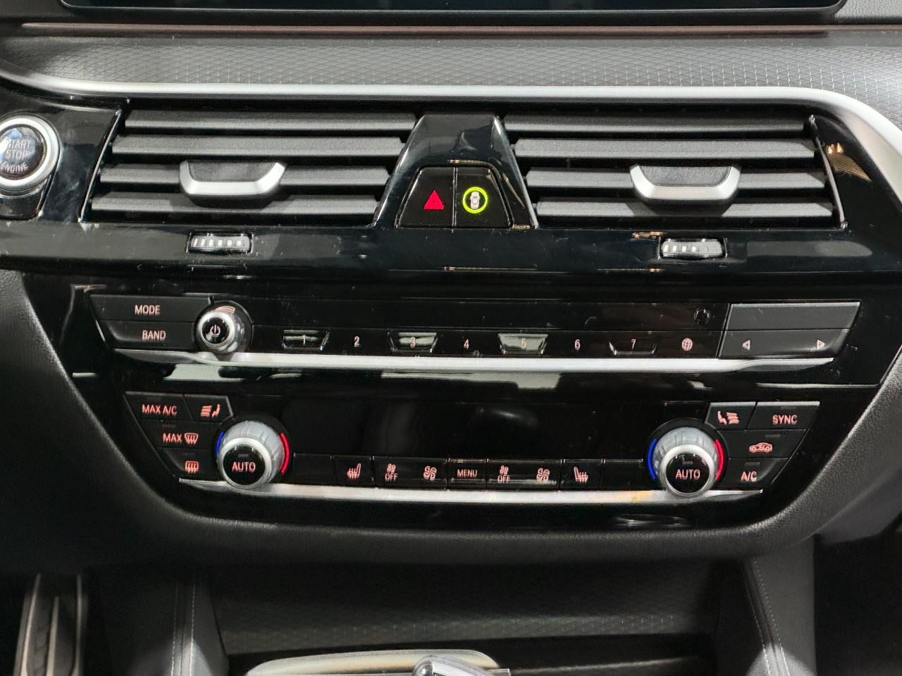 BMW 5 Series Vehicle Full-screen Gallery Image 15