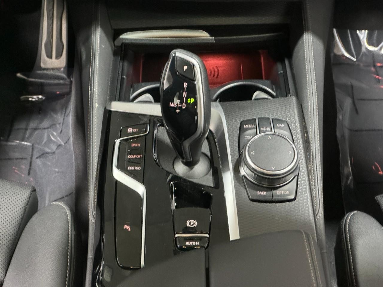 BMW 5 Series Vehicle Full-screen Gallery Image 16