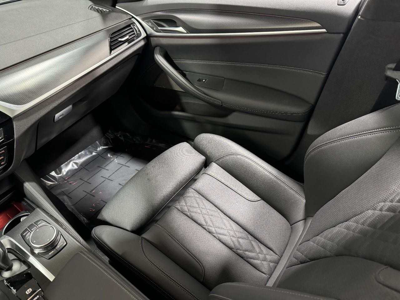 BMW 5 Series Vehicle Full-screen Gallery Image 17