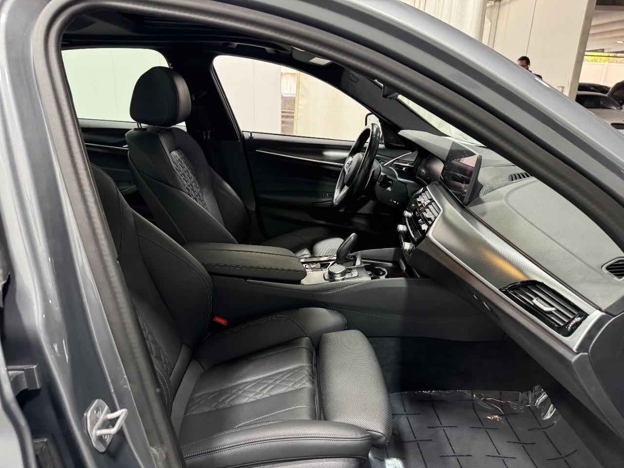 BMW 5 Series Vehicle Full-screen Gallery Image 18