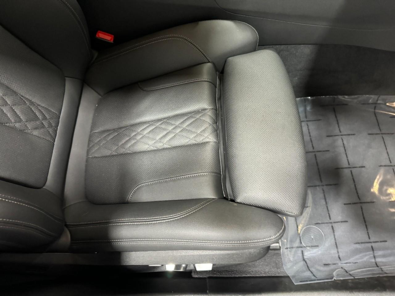 BMW 5 Series Vehicle Full-screen Gallery Image 19