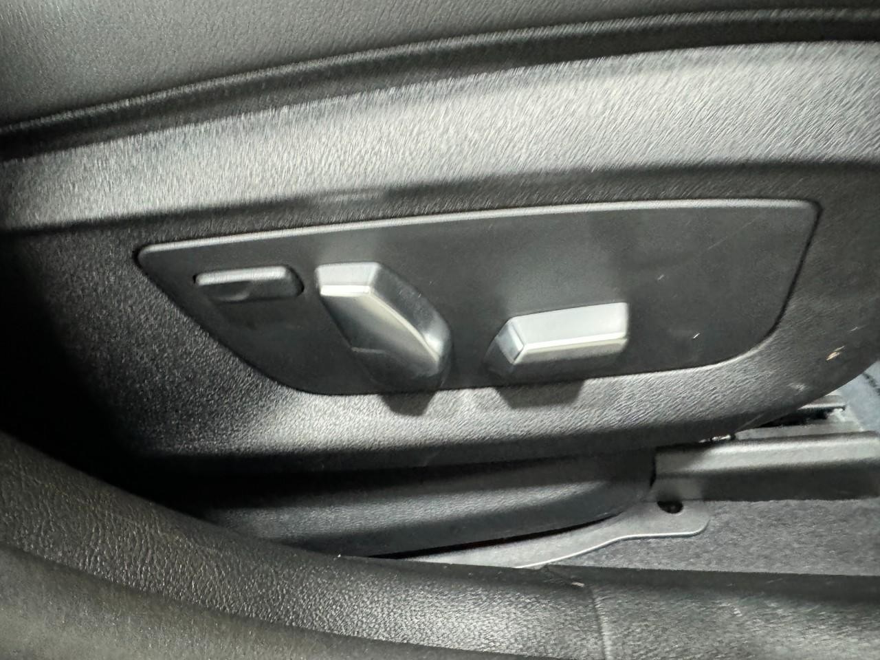 BMW 5 Series Vehicle Full-screen Gallery Image 20