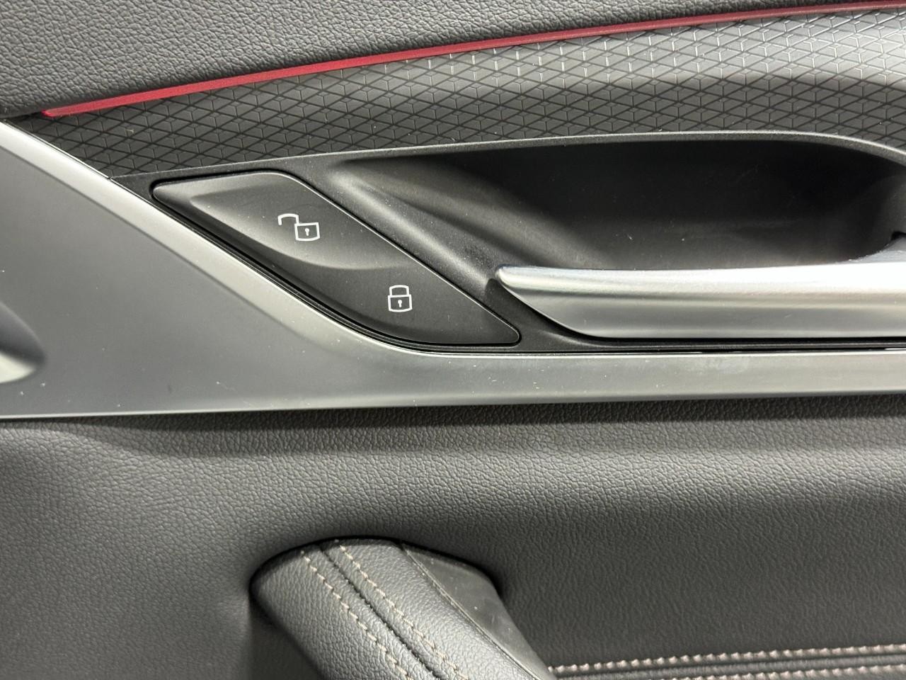 BMW 5 Series Vehicle Full-screen Gallery Image 21