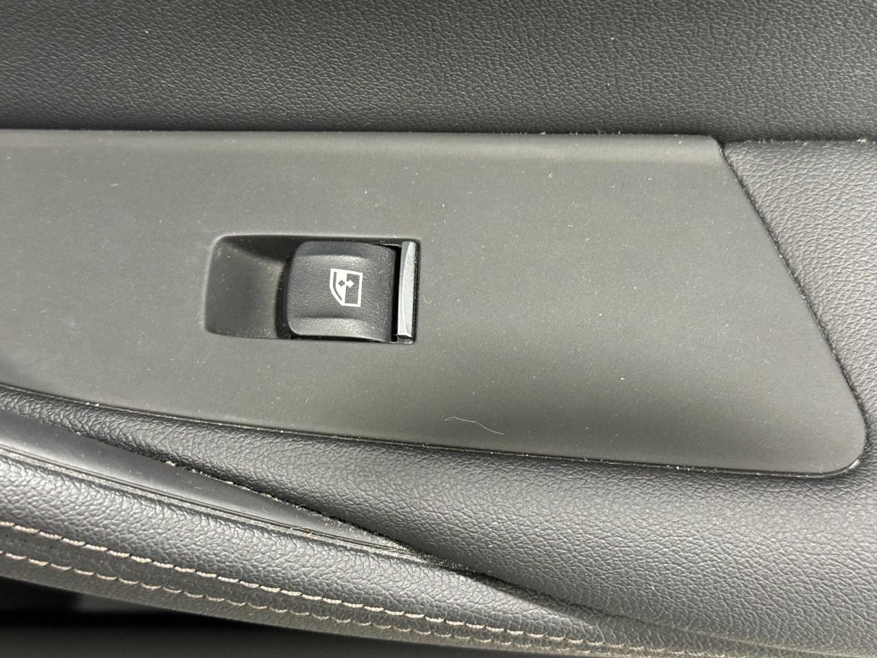 BMW 5 Series Vehicle Full-screen Gallery Image 22