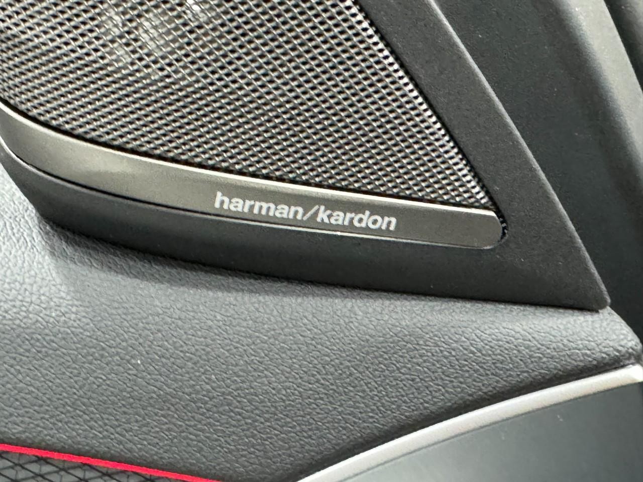 BMW 5 Series Vehicle Full-screen Gallery Image 23