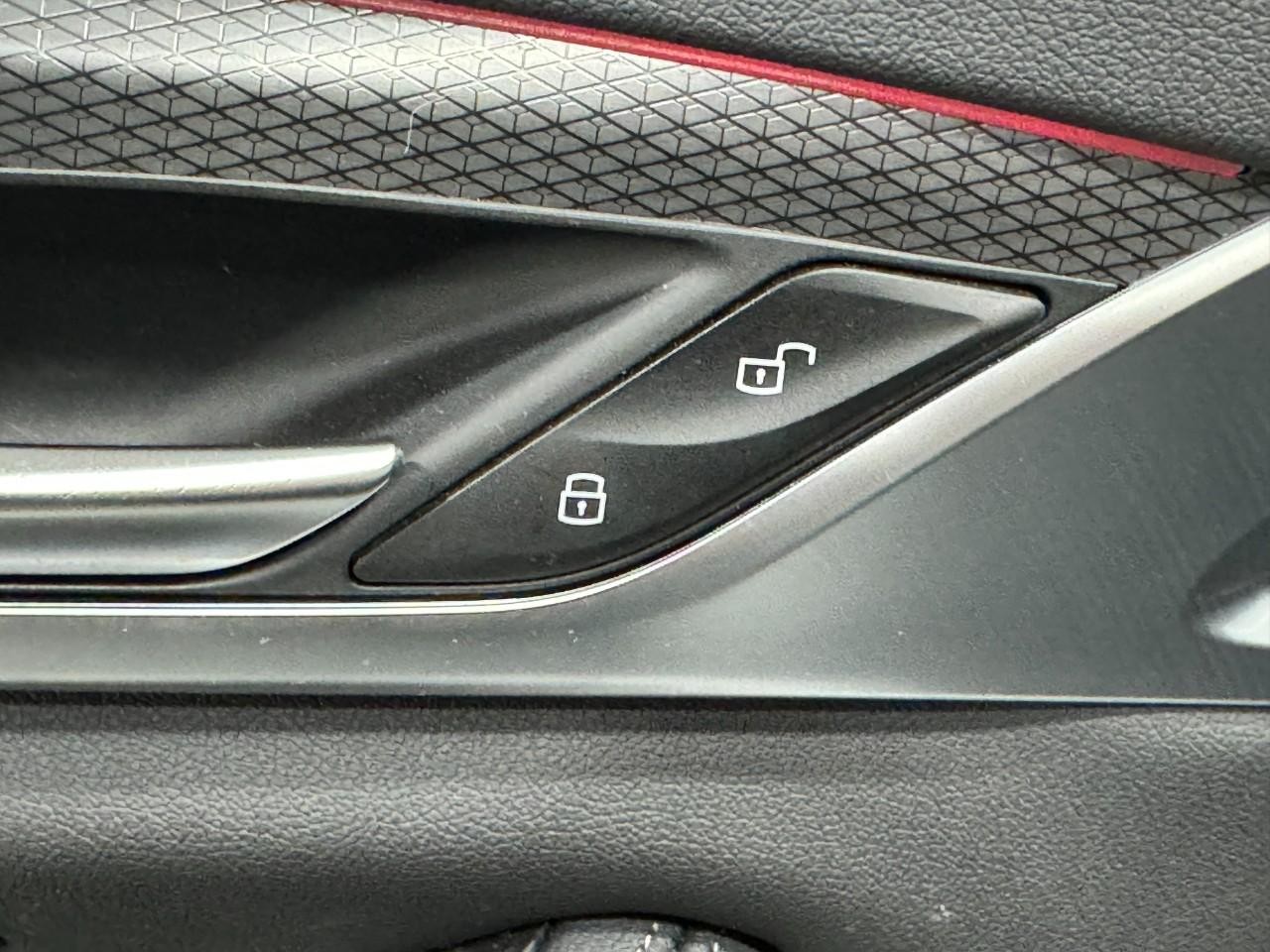 BMW 5 Series Vehicle Full-screen Gallery Image 24