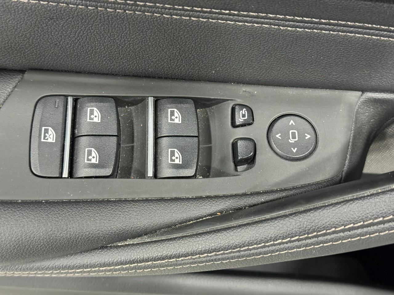 BMW 5 Series Vehicle Full-screen Gallery Image 25