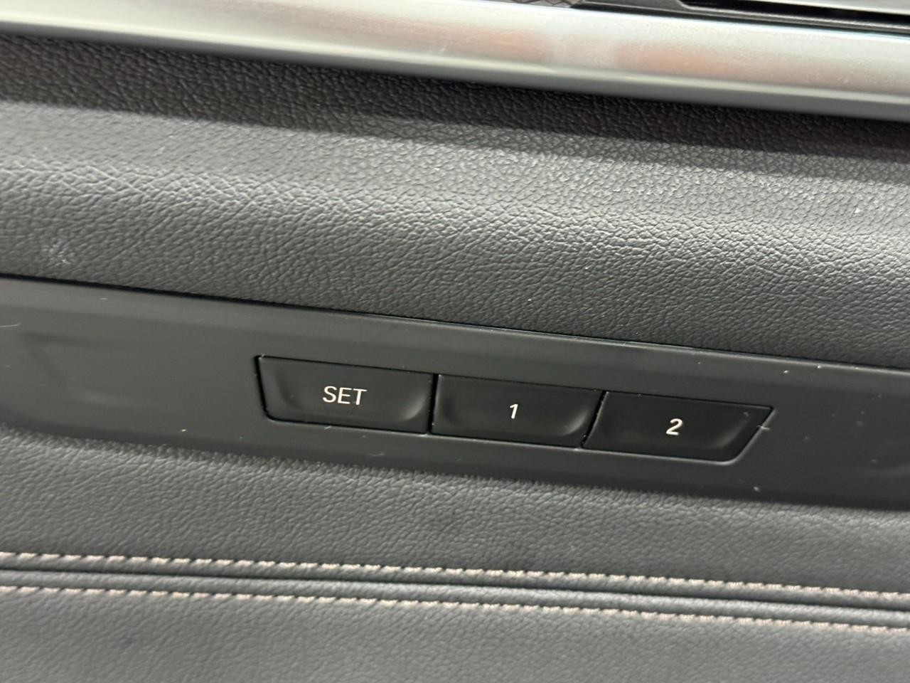 BMW 5 Series Vehicle Full-screen Gallery Image 26