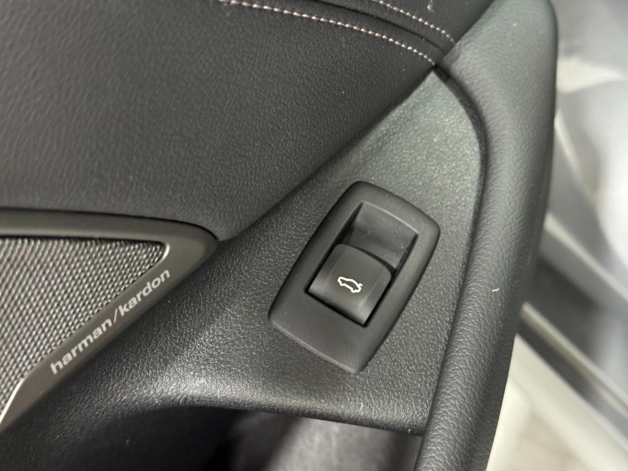 BMW 5 Series Vehicle Full-screen Gallery Image 27